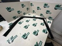 Направляющая стекла двери