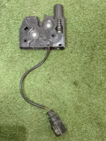 Замок капота