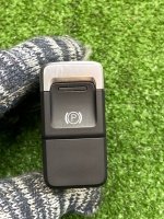 Кнопка стояночного тормоза Кнопка стояночного тормоза