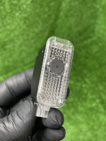 Проекция в двери с логотипом