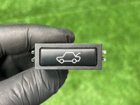 Кнопка открытия багажника