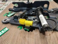 BMW / 5-Series / Петля капота