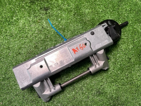 Mercedes-Benz / 300E / Замок подголовника