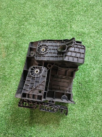 Volkswagen / Tiguan / Кронштейн блока предохранителей