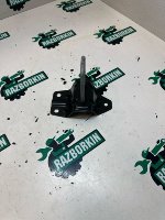 BMW / X1 / Крюк замка капота