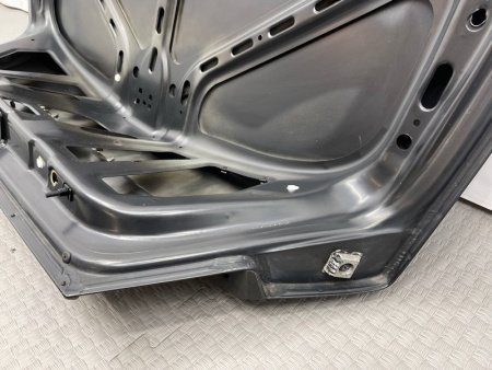 Mercedes-Benz / E-Class / Крышка багажника
