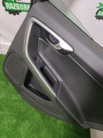 Volvo / S60 / Дверь боковая