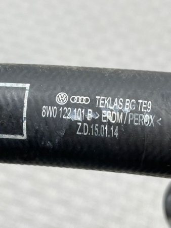 Audi / A4 / Патрубок радиатора