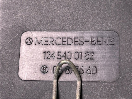Mercedes-Benz / E-Class / Крышка блока предохранителей