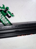 Volkswagen / Touareg / Уплотнитель стекла двери