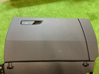 Audi / Q8 / Бардачок