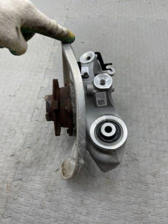 Audi / A6 / Кулак поворотный
