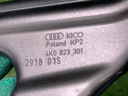 Audi / A6 / Петля капота