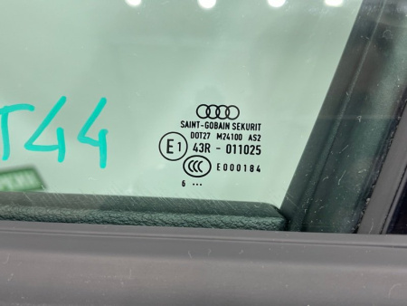 Audi / A4 / Дверь боковая