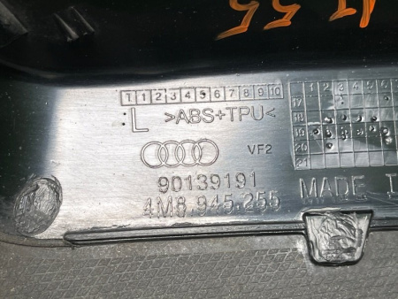 Audi / SQ8 / Накладка фонаря