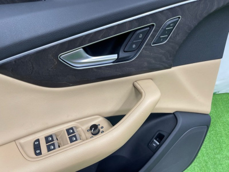 Audi / Q8 / Обшивка двери