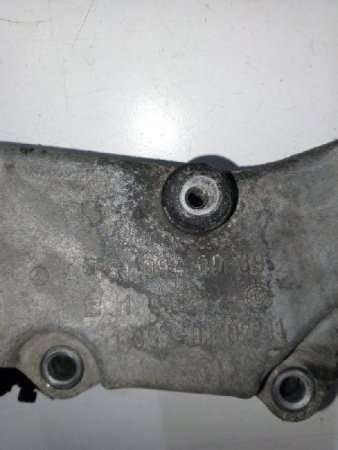 Mercedes-Benz / E-Class / Кронштейн впускного коллектора