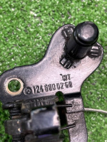 Mercedes-Benz / 300E / Замок капота