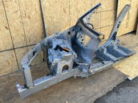 Audi / Q8 / Лонжерон