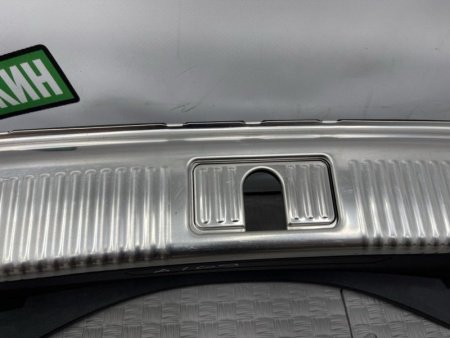 Audi / A8l / Накладка замка багажника