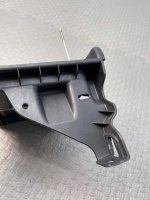 Ford / EXPLORER / Крепление аккумулятора