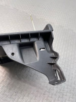 Ford / EXPLORER / Крепление аккумулятора