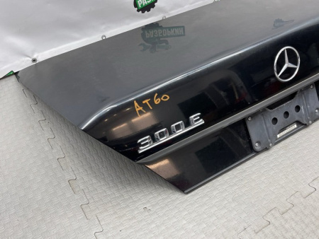 Mercedes-Benz / E-Class / Крышка багажника