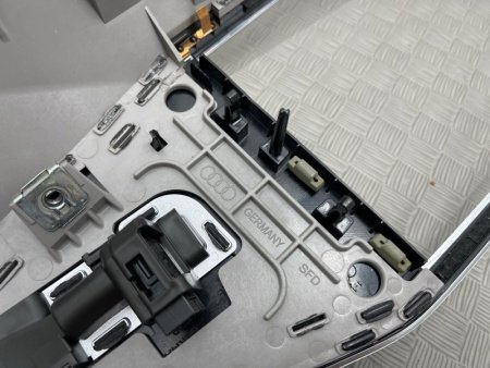 Audi / A6 / Декоративная накладка торпедо