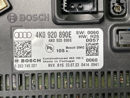 Audi / SQ8 / Панель приборов