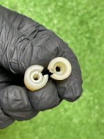 Audi / A6 / Втулка крепления стекла