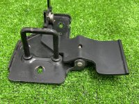 Audi / Q7 / Крюк замка капота