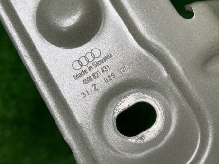 Audi / A6 / Кронштейн крыла