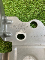 Audi / Q7 / Кронштейн крыла