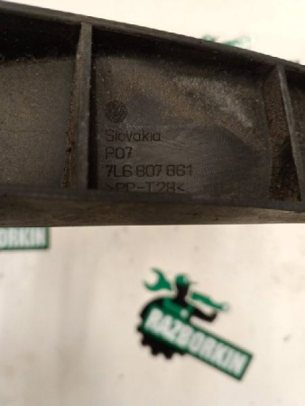 Volkswagen / Touareg / Кронштейн бампера