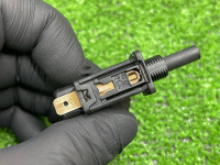 Mercedes-Benz / 190e / Концевик тормоза