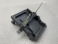 Ford / EXPLORER / Крепление аккумулятора