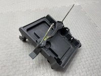 Ford / EXPLORER / Крепление аккумулятора