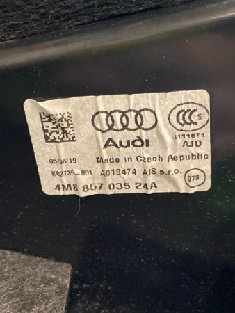 Audi / Q8 / Бардачок