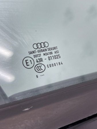 Audi / A4 / Дверь боковая