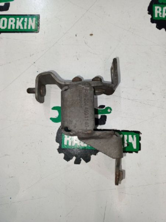 Mercedes-Benz / E-Class / Кронштейн катализатора