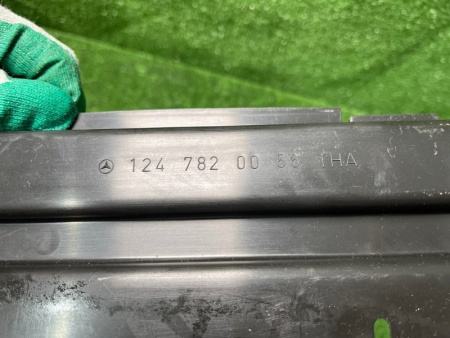 Mercedes-Benz / 300E / Накладка