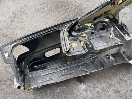 Mercedes-Benz / 300E / Крыло