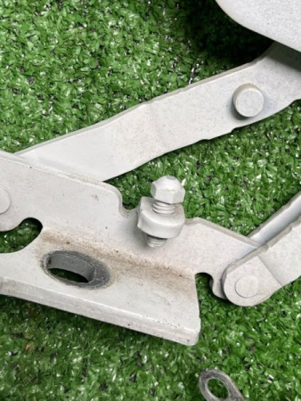 BMW / M6 / Петля капота