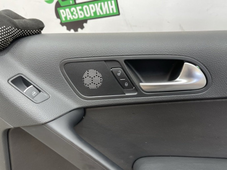 Volkswagen / Tiguan / Обшивка двери