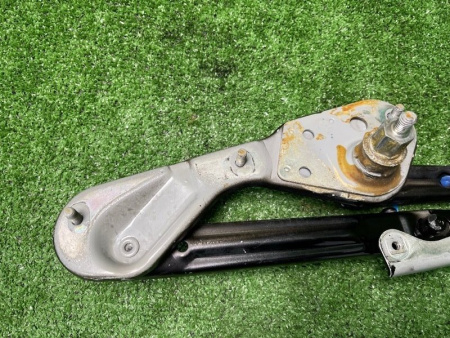 Mercedes-Benz / 300E / Петля капота