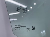 Audi / Q8 / Стекло двери