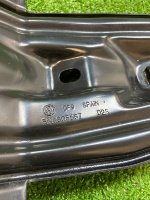 Volkswagen / Tiguan / Кронштейн замка капота