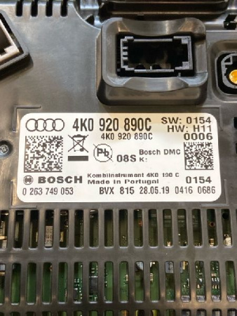 Audi / Q8 / Панель приборов