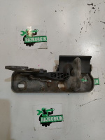 Volkswagen / Tiguan / Крюк замка капота