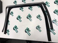 Volkswagen / Touareg / Направляющая стекла двери